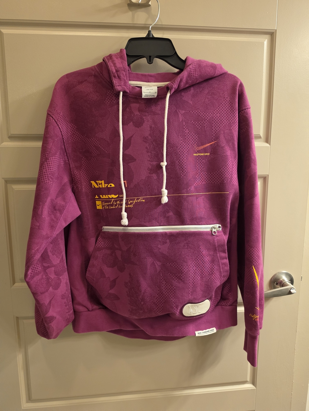 Nike Standard Issue Dri-FIT Graphic Hoodie Purple Pink Size S